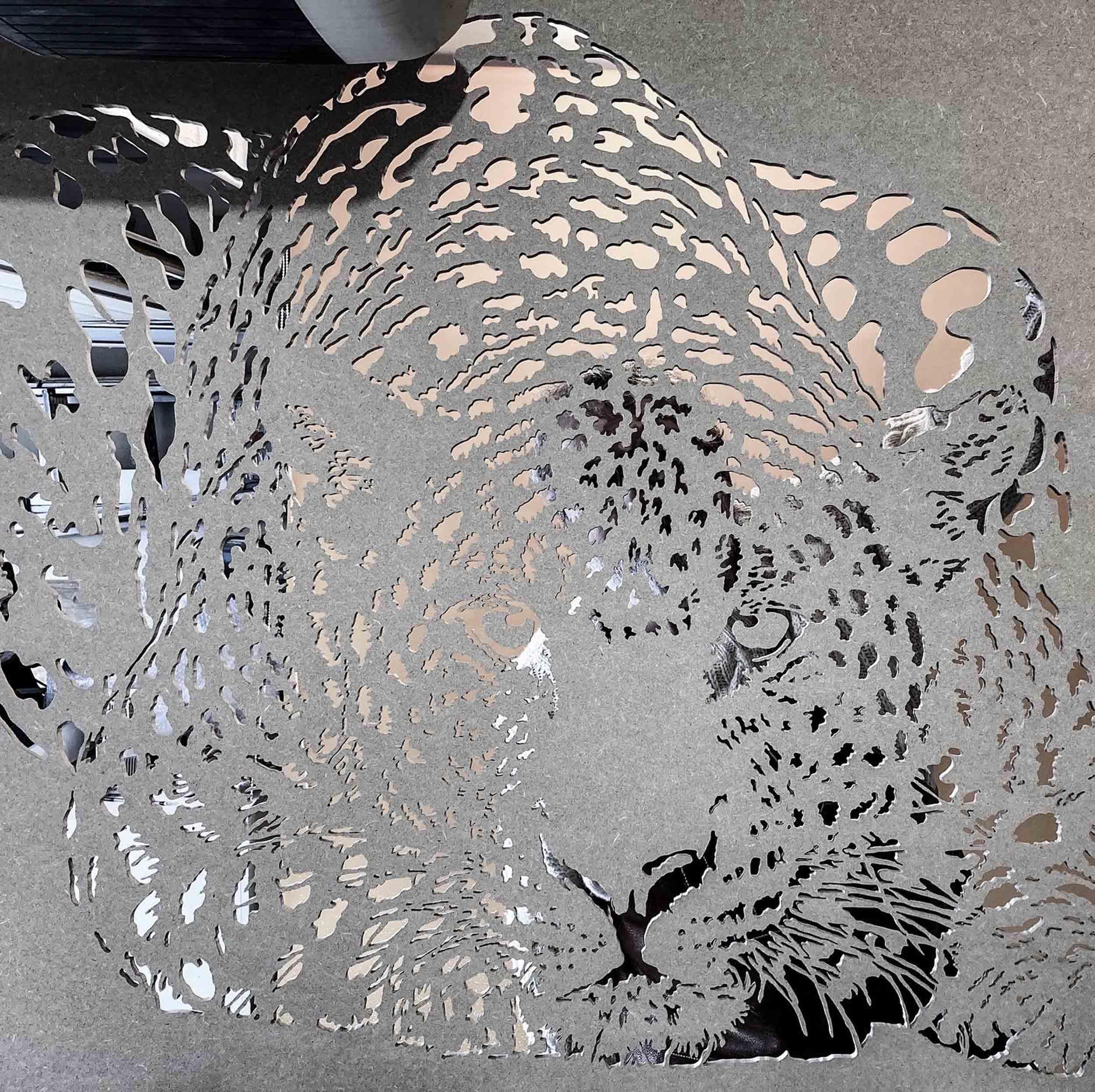 25 mars, en direct de l’atelier, notre léopard aux aguets a pris vie….