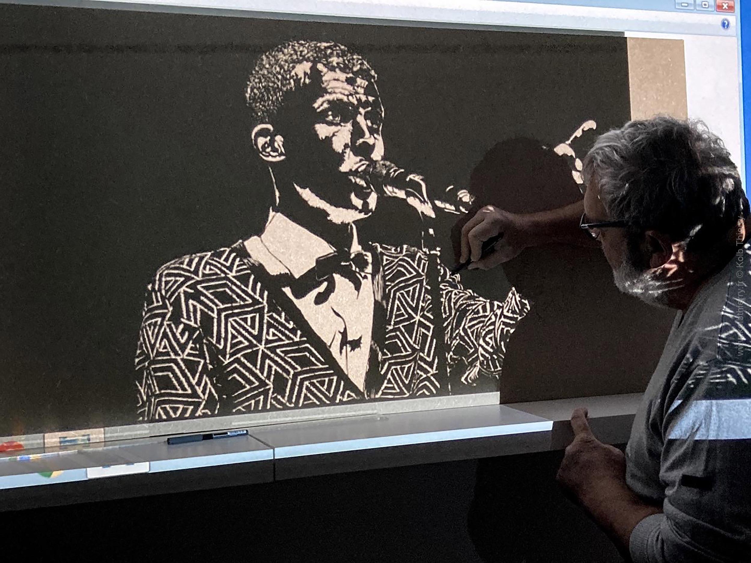 Thierry Kolb sculpteur sur bois découpé trace une interprétation du chanteur Stromae. Cette prochaine sculpture murale sera lumineuse.