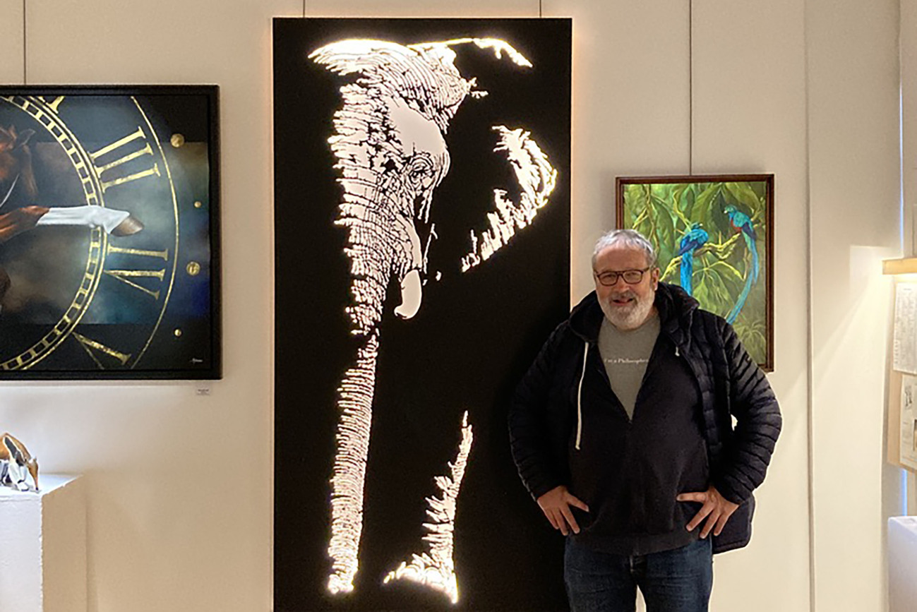 Thierry Kolb, artiste sculpteur, peintre, expose une sculpture murale lumineuse d'une éléphant en marche. Cette expo se tient à Bry sur Marne