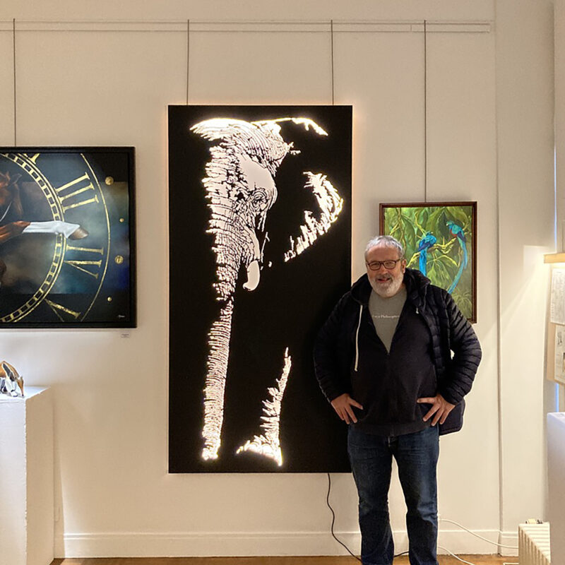 Thierry Kolb, artiste sculpteur, peintre, expose une sculpture murale lumineuse d'une éléphant en marche. Cette expo se tient à Bry sur Marne