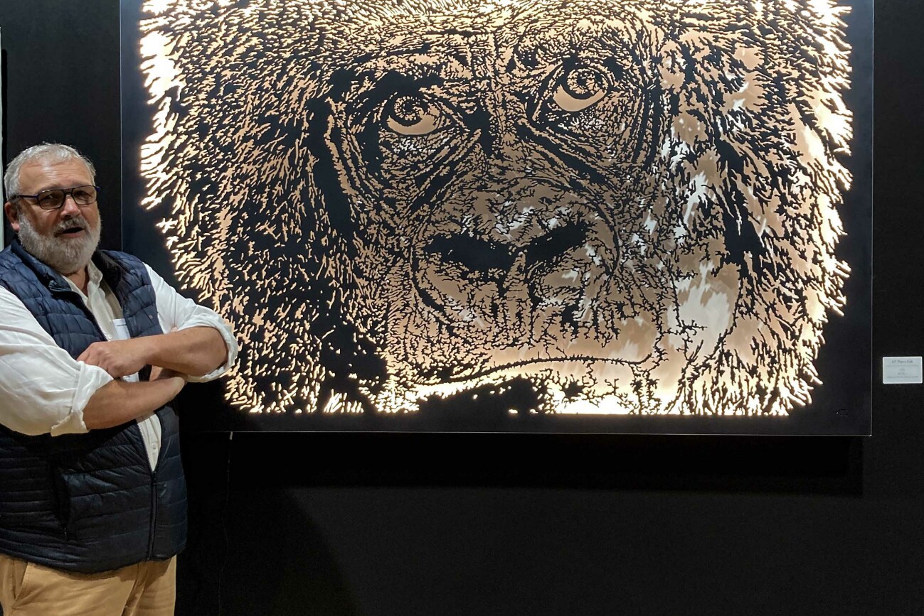 Thierry Kolb peintre, sculpteur est au Salon d'Automne 2022 avec Koko, une émouvante sculpture murale lumineuse d'une tête de gorille