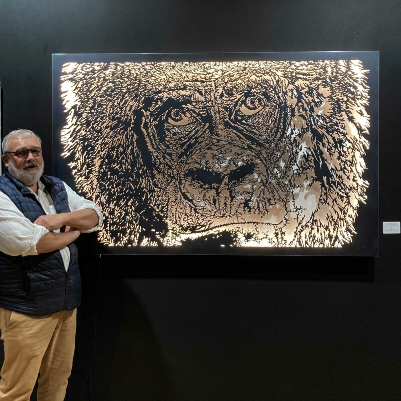 Thierry Kolb peintre, sculpteur est au Salon d'Automne 2022 avec Koko, une émouvante sculpture murale lumineuse d'une tête de gorille