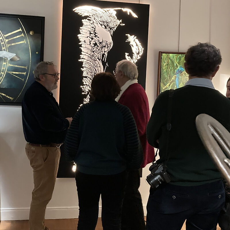 Thierry Kolb, sculpteur sur bois découpé, est au vernissage du Salon National des Artistes Animaliers de Bry sur Marne pour sa 46ème édition. Il y présente Gondwana, un magistral éléphant en marche. Cet éléphant rejoint une collection privé francaise dans quelques jours.