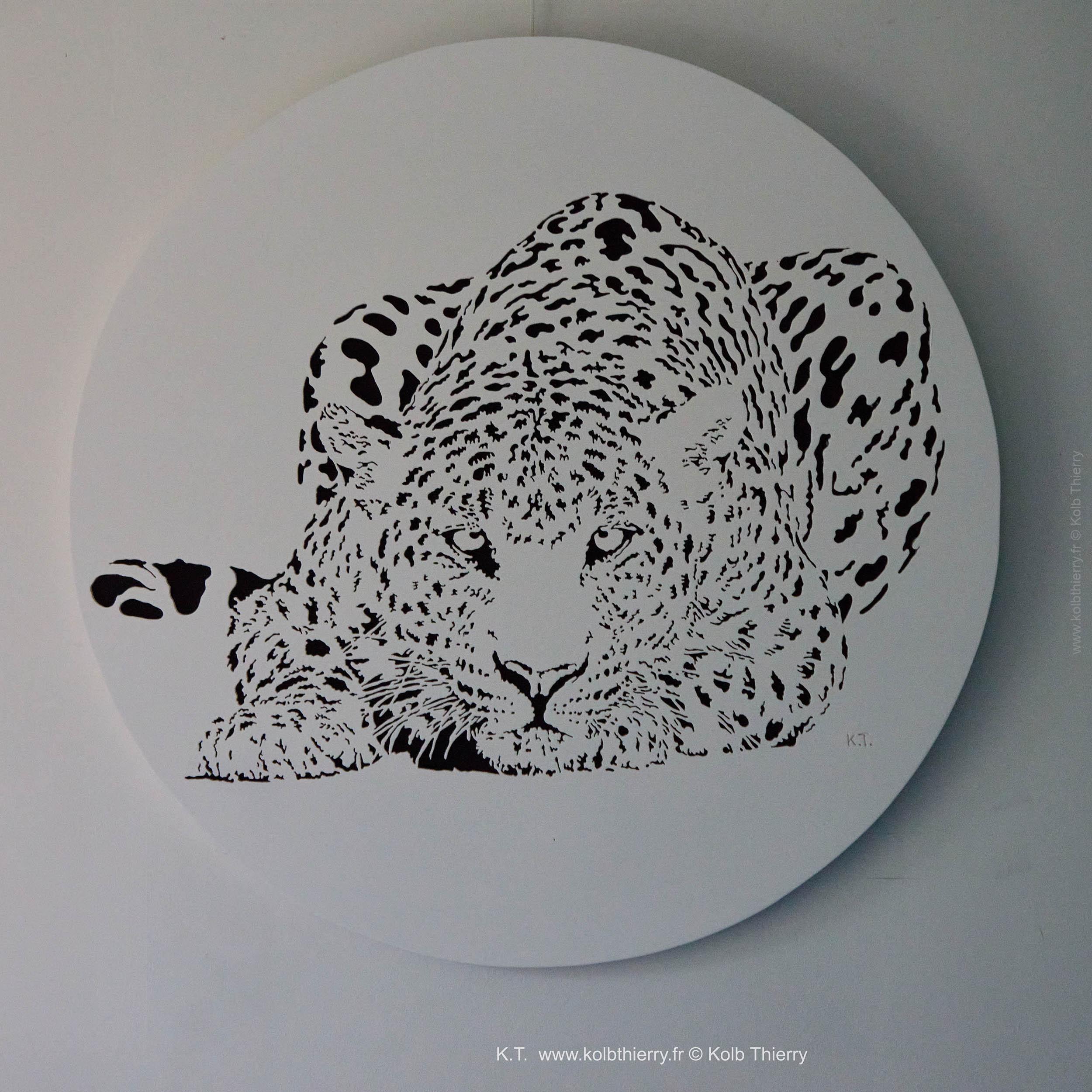 Thierry Kolb, sculpteur sur bois découpé, propose ici un Tondo de son merveilleux leopard à l'affut. Cette oeuvre est d'un format d'un diamètre de 103 cm. finition laquée mate blanche, posée sur un fond laque mate noire.